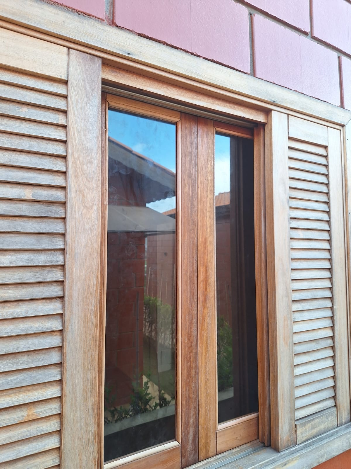 Janela de vidro com vista para o jardim