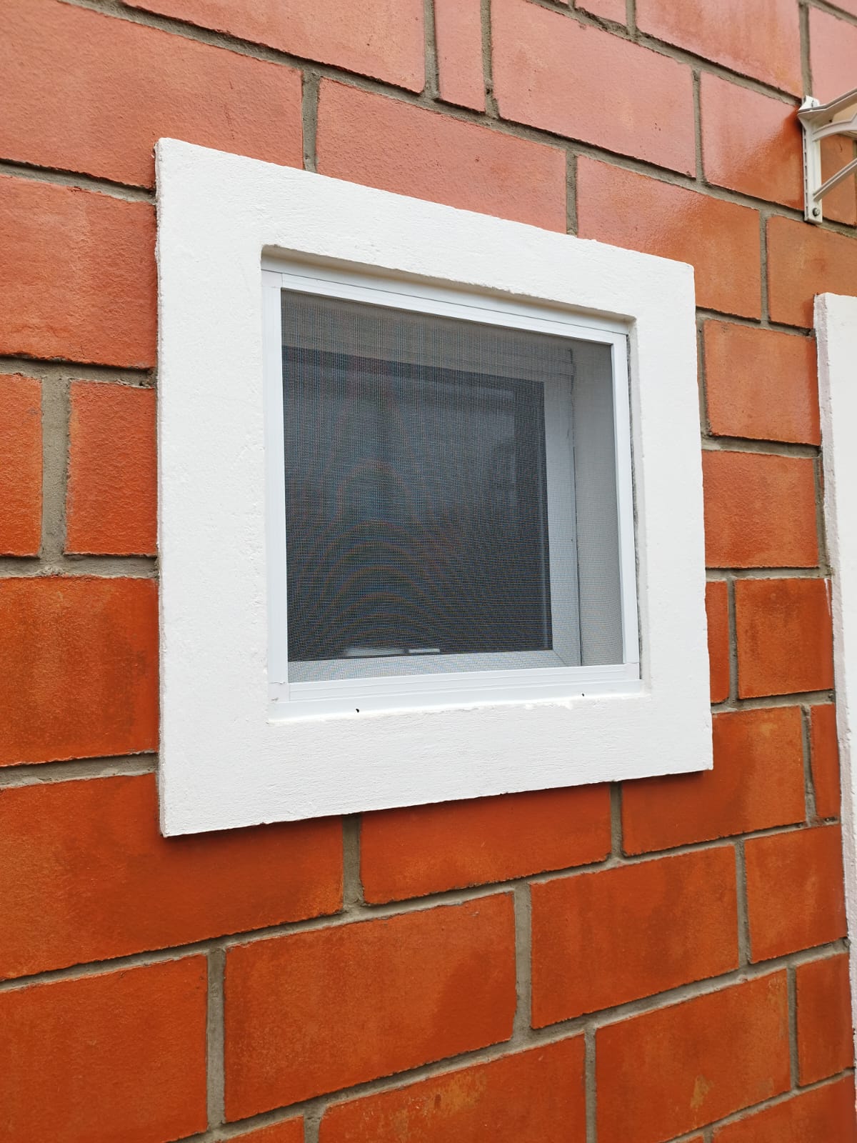 Janela de vidro com vista para o jardim