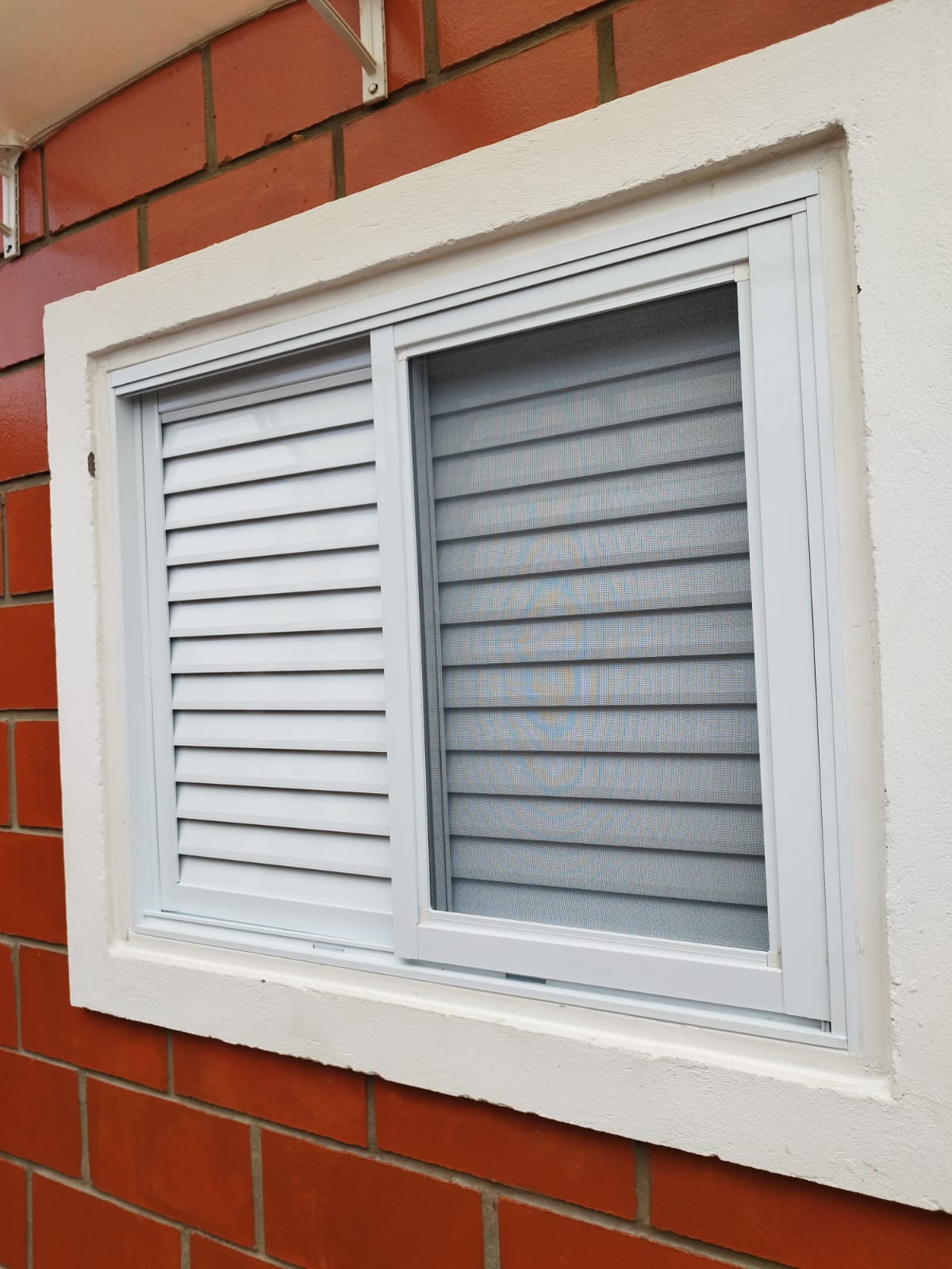 Janela de vidro com vista para o jardim