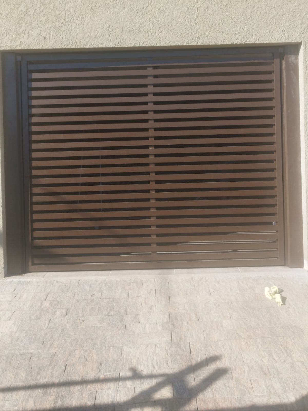 Esquadria de alumínio com vidro em janela