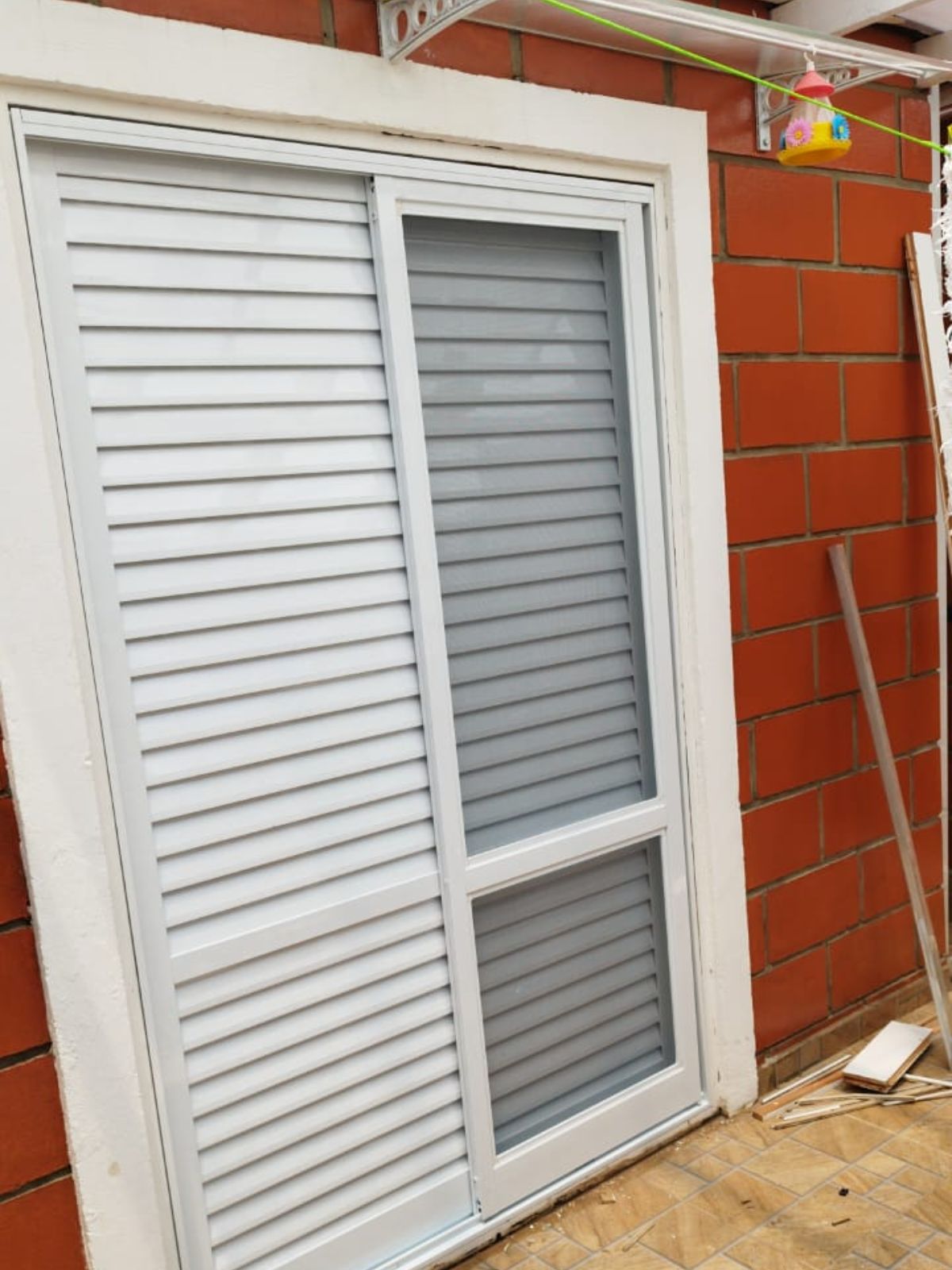 Esquadria de alumínio com vidro em janela