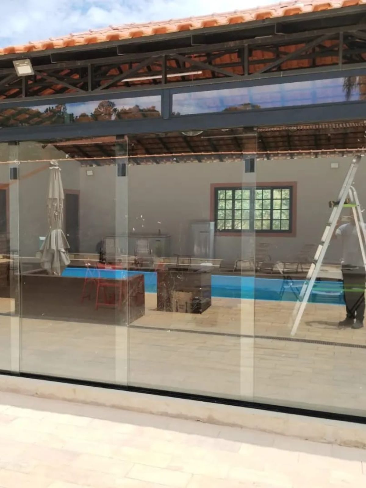 Esquadria de vidro em fachada de prédio