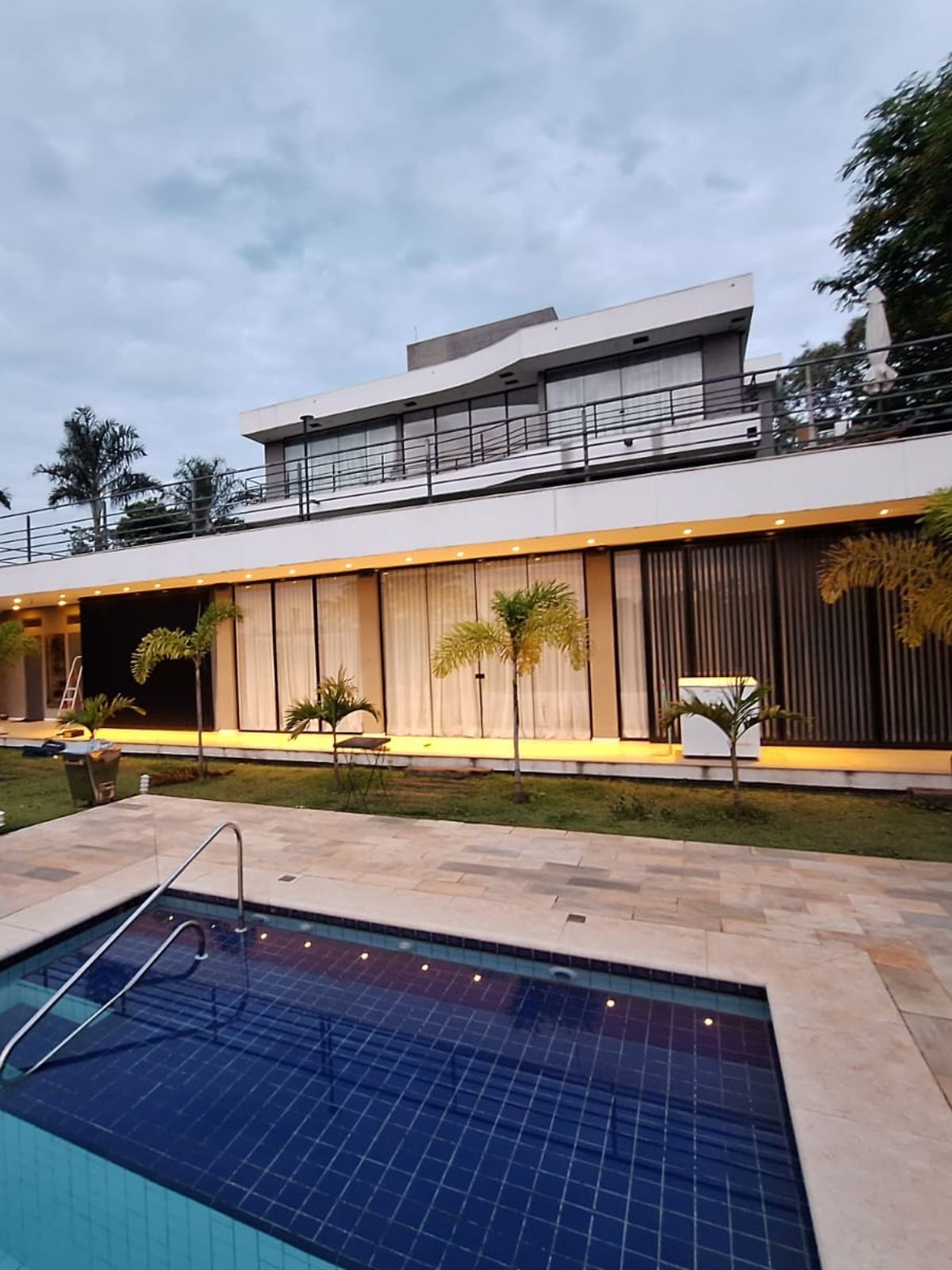 Esquadria de vidro em fachada de prédio