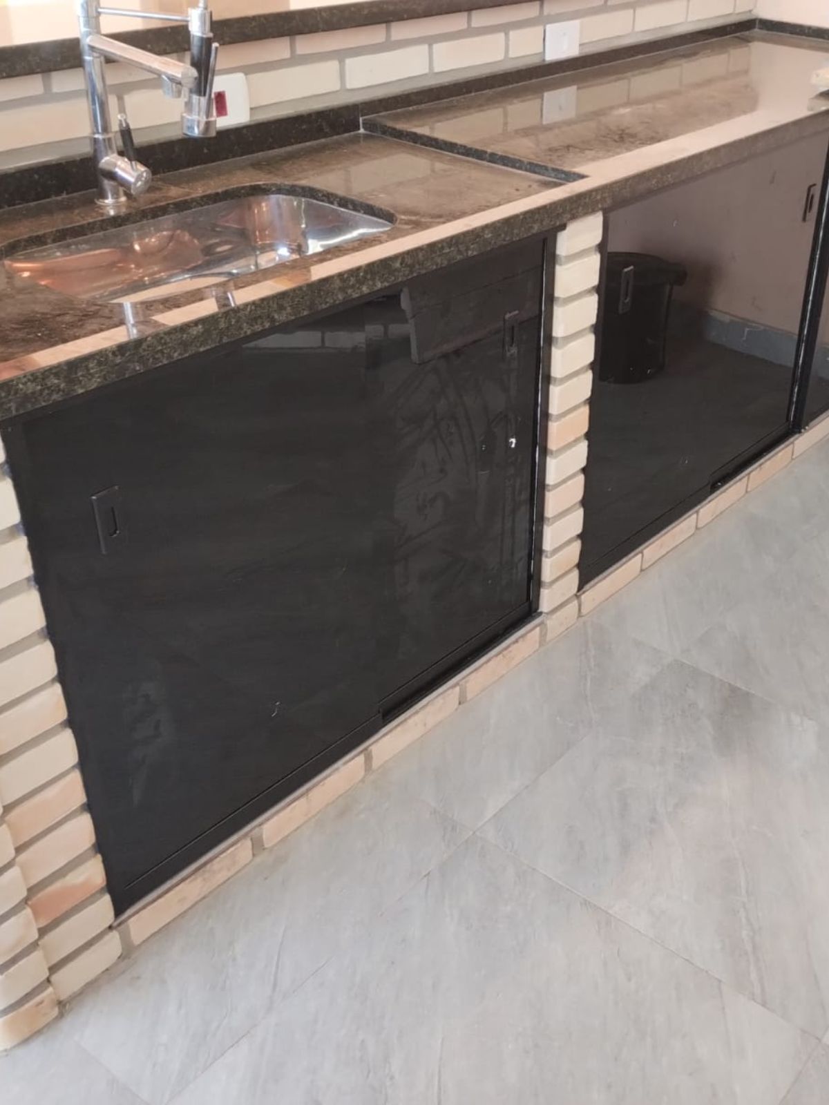 Esquadria de vidro em fachada de prédio