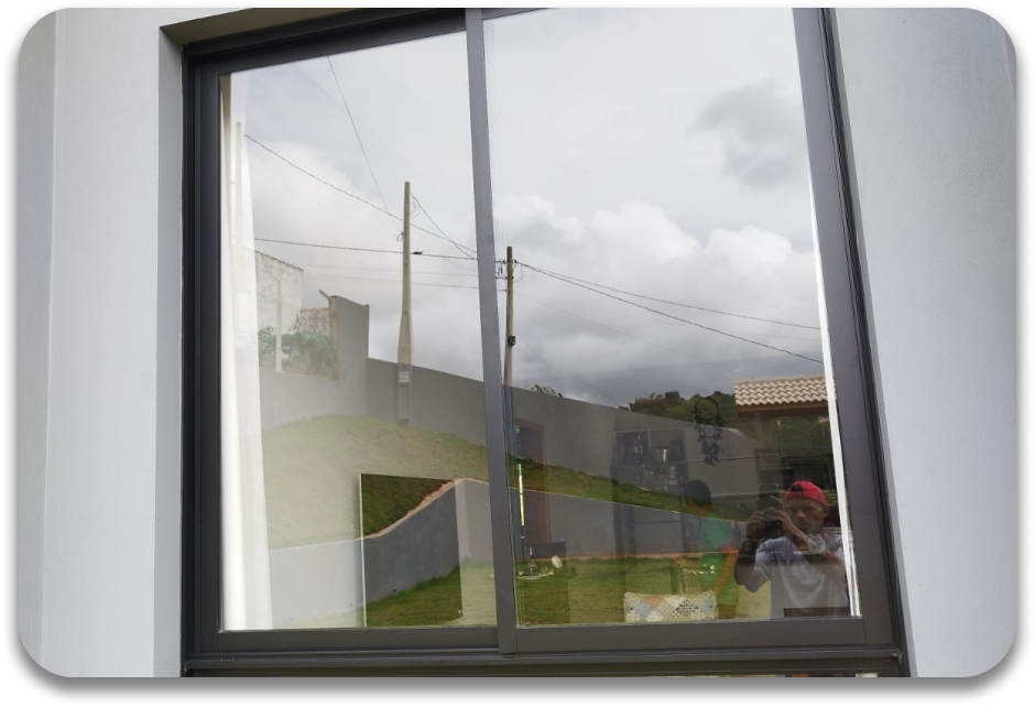 Janela de vidro com vista para o jardim