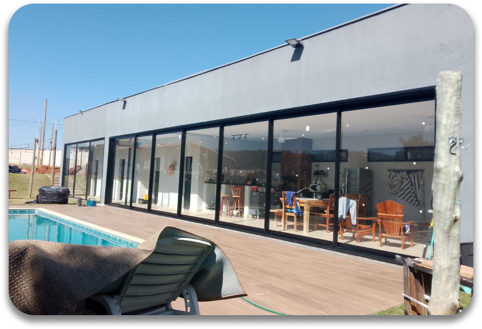 Esquadria de vidro em fachada de prédio